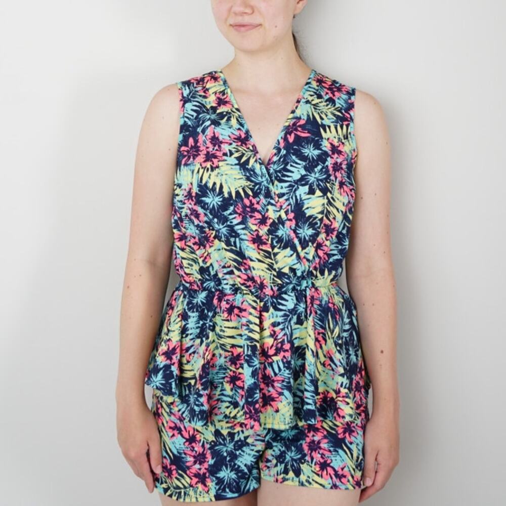 Charlotte Russe Tiered Shorts Romper Tropical Floral Sleeveless V-Neck Bow Back